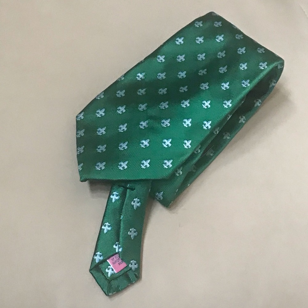 Vineyard Vines Lafluer Design 100% Silk Tie